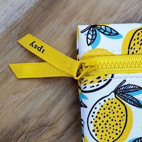 🔺️NWOT Ipsy White & Yellow Lemon Print Multi-use Glam Bag Pouch - Picture 4 of 7